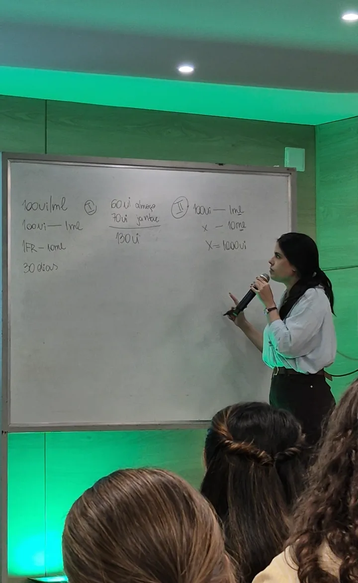 Bianca explicando um cálculo durante uma aula em Teresina