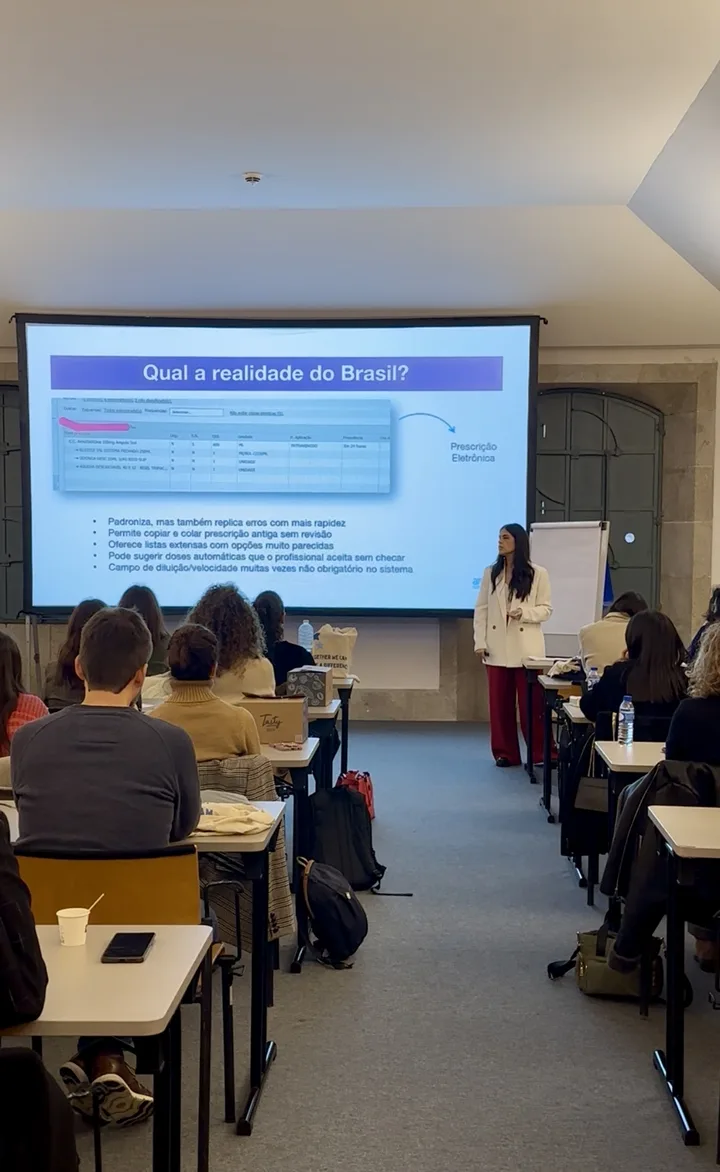 Bianca apresentando uma palestra para profissionais de saúde em Portugal